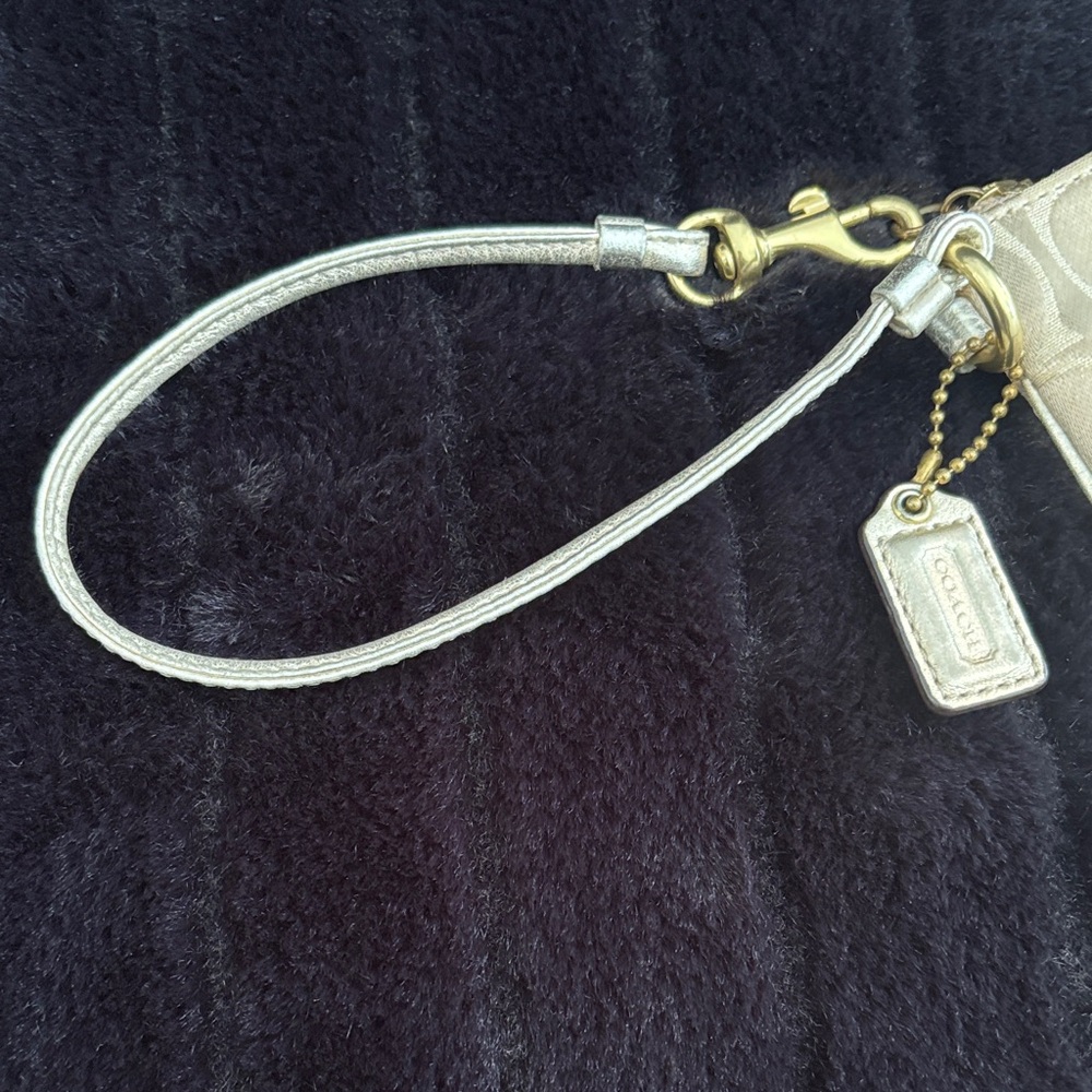 Coach🌸Wristlet with Original Hang tag - Picture 11 of 12